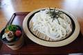 「ざるうどん」。こしのある麺を特製のつゆで楽しむ